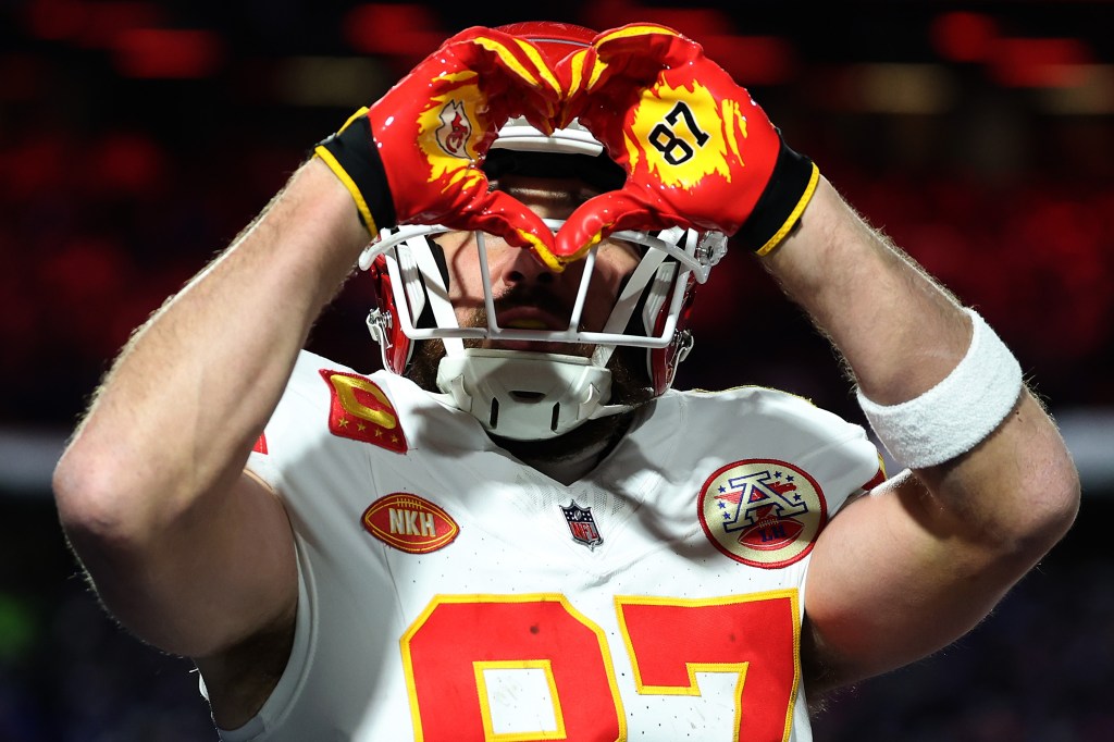 NewYorkPost] Travis Kelce throws up hand heart to girlfriend Taylor Swift after Chiefs touchdown – The Baltimore Post